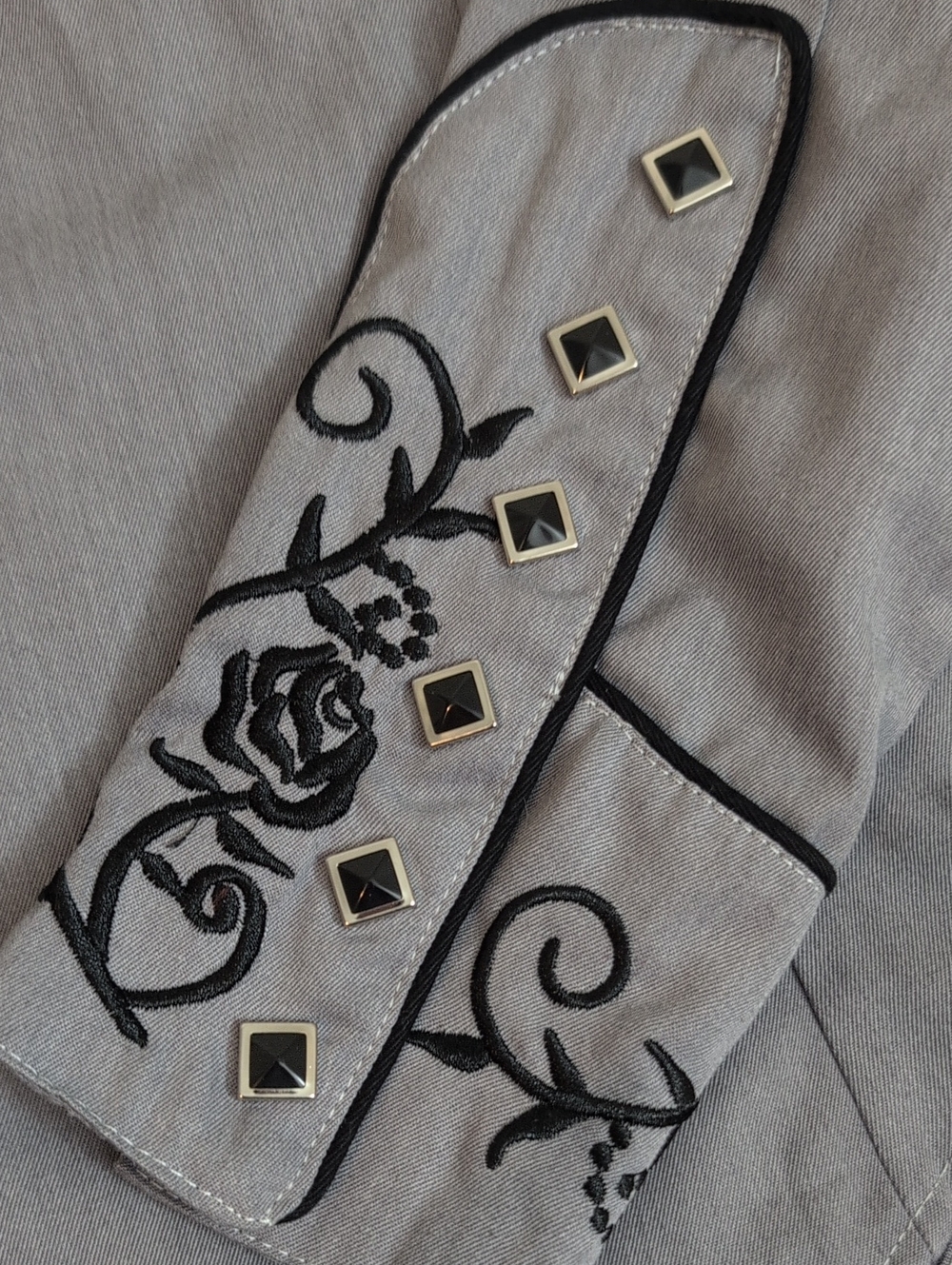 Women’s BLACK FILIGREE ROSE Embroidered Gray Western shirt in Western size Med - Picture 4 of 7